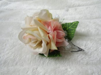 Pince clip à cheveux broche composition florale roses crèmes