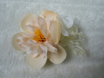 Pince clip à cheveux broche composition florale pêche et blanche
