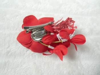 Pince clip à cheveux broche composition florale rouges