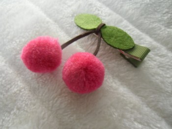 Pince clip à cheveux cerises en laine rose fuchsia