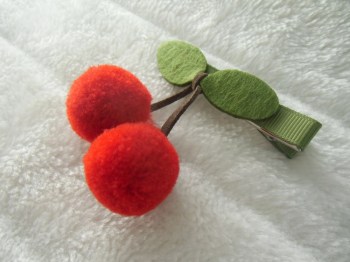 Pince clip à cheveux cerises en laine rouge