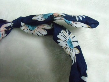 Serre-tête original fin et rigide tissu bleu à fleurs