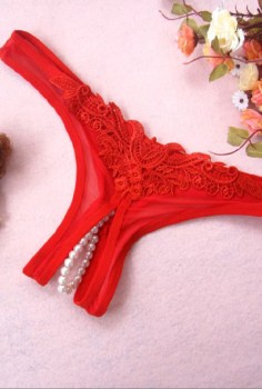String burlesque coquin rouge en mesh perles blanches
