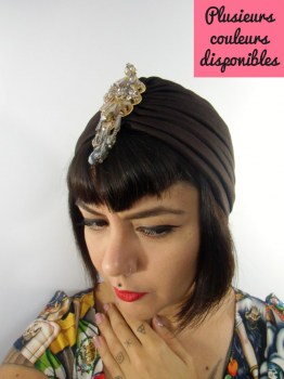 Bonnet turban original avec bijou en perles au front